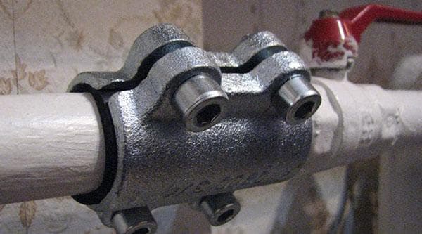 Collier à visser sur un tuyau de chauffage