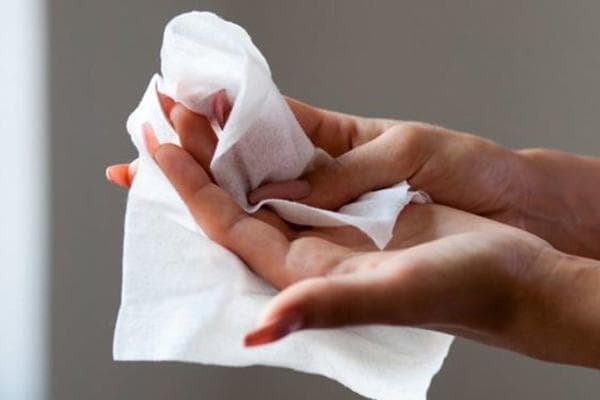 Utiliser des lingettes humides
