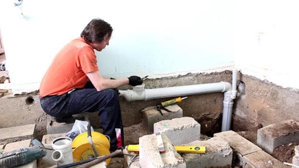 Installation de tuyaux d'égout