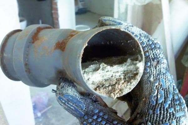 Bouchon de savon dans un tuyau d'égout