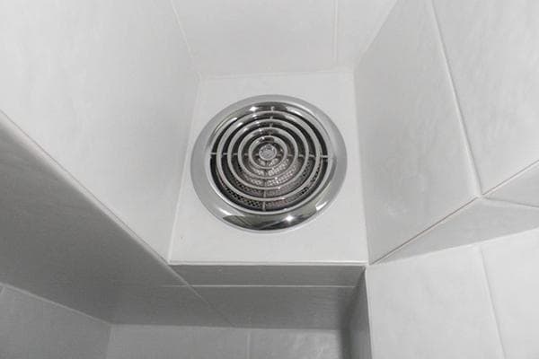 Ventilateur dans la salle de bain