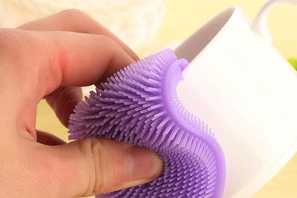 Laver un mug avec une éponge en silicone