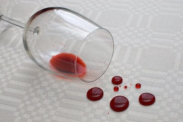 Du vin renversé sur une nappe