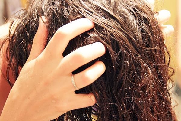 Gommage au sel pour le cuir chevelu