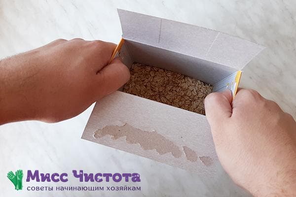 Plier les rabats latéraux d'une boîte en carton vers l'intérieur