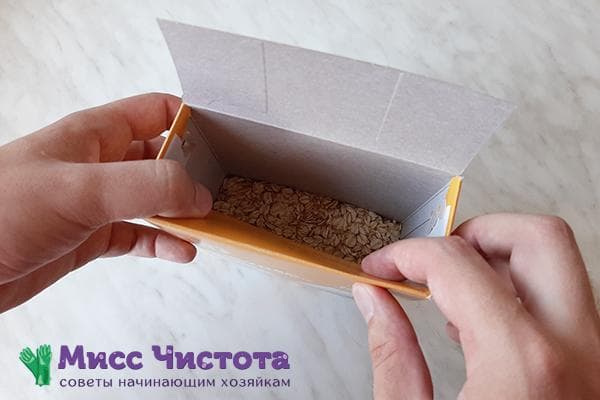 Rabattre le large rabat de la boîte vers l'intérieur