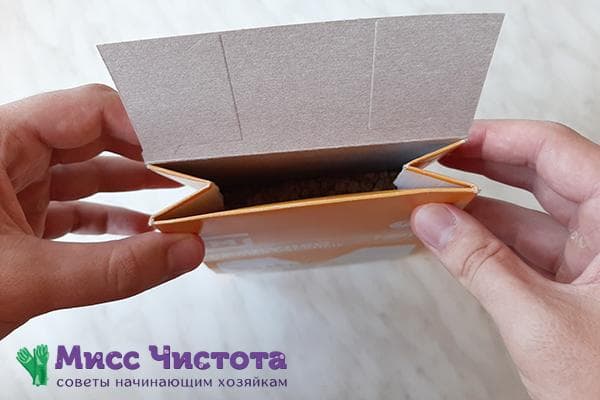 Plier les parois latérales de la boîte en accordéon