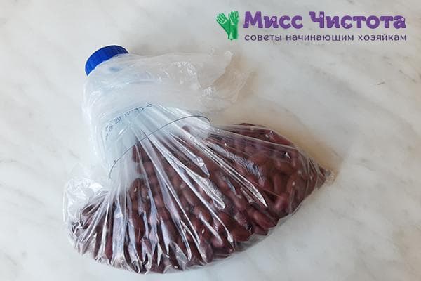 Un sac avec un distributeur fabriqué à partir d'un goulot de bouteille