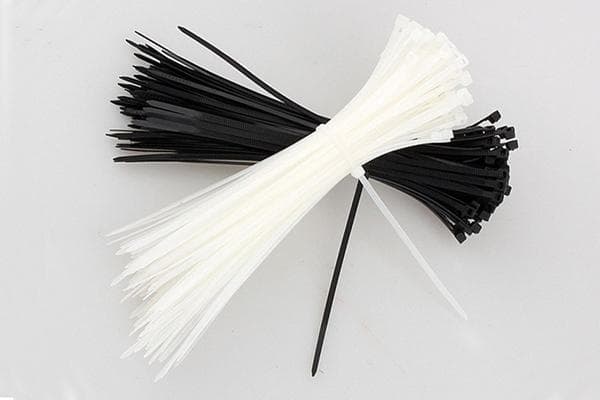 Attaches de câble en plastique