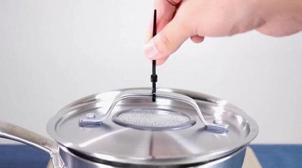 Pince en plastique sur le couvercle de la casserole