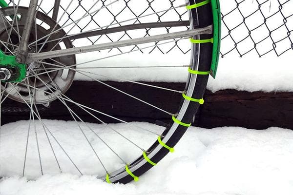Attaches en plastique sur une roue de vélo