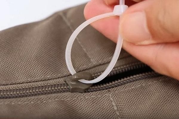 Pince en plastique au lieu d'une languette sur le curseur de la fermeture éclair