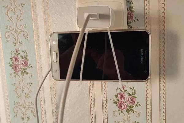 Support pour smartphone composé de pinces en plastique