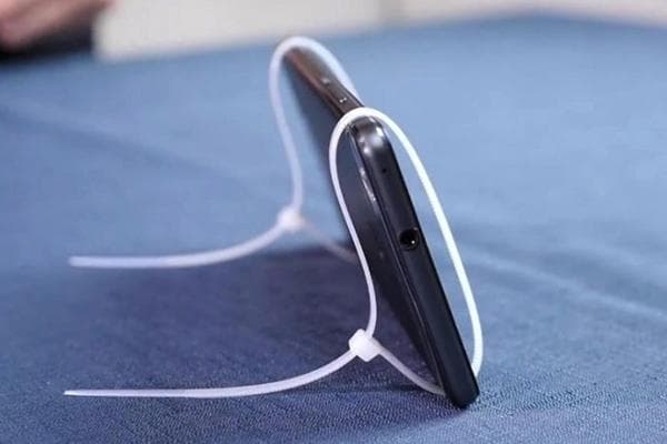 Support pour smartphone composé de deux pinces en plastique