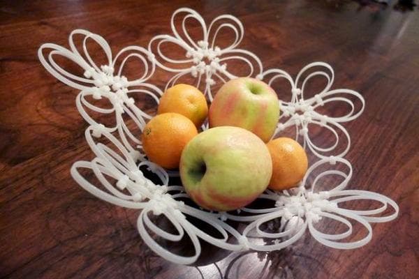 Bol à fruits composé d'attaches en plastique