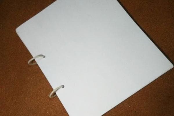 Feuilles de papier fixées avec des pinces en plastique