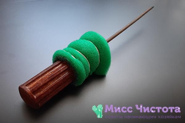 Éponge sur le manche d'un vieux tournevis