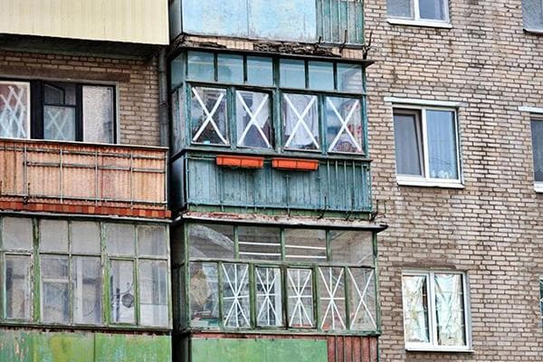 Fenêtres des balcons scellées transversalement