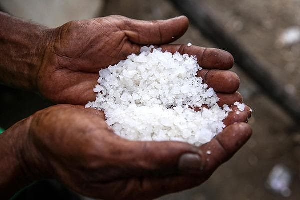 Du sel dans les mains