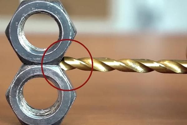 Vérification du bon affûtage du foret