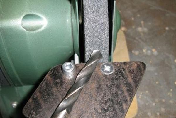 Affûter une perceuse sur une meule