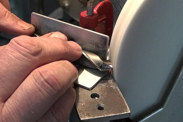 Dispositif pour affûter des forets sur une meule