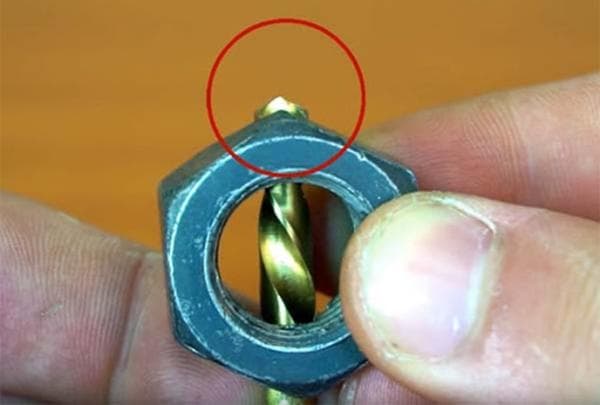 Vérification de l'angle d'affûtage de la perceuse à l'aide d'un écrou