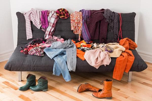Vêtements sur le canapé