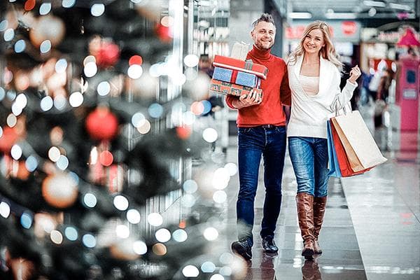 Couple dans un centre commercial avant le Nouvel An