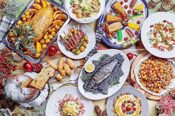 Plats de fête sur la table