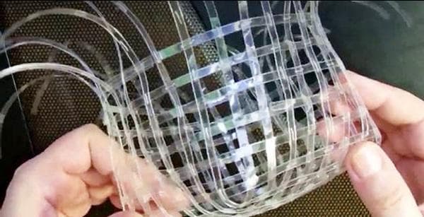 Tisser un panier à partir de bandes de plastique