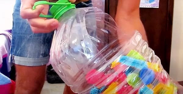 Stocker les pièces des jeux de construction pour enfants dans un pot de 5 litres