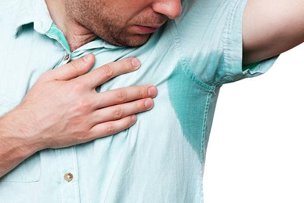 Homme avec des taches humides sous les bras