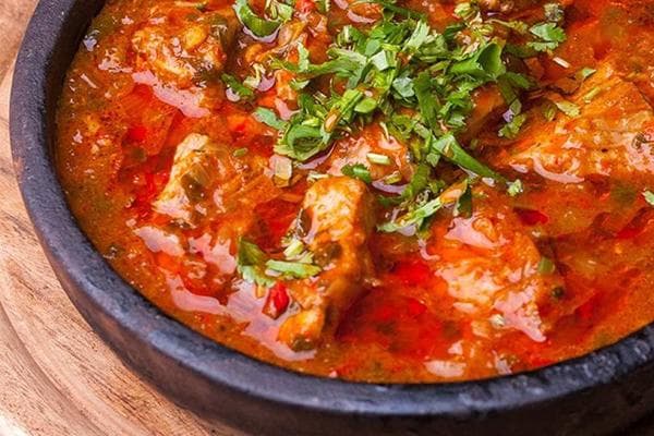 Viande à la sauce épicée