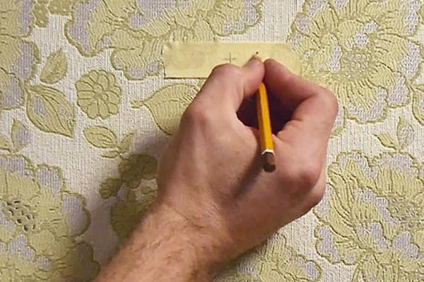 Utiliser du ruban de masquage pour marquer le papier peint