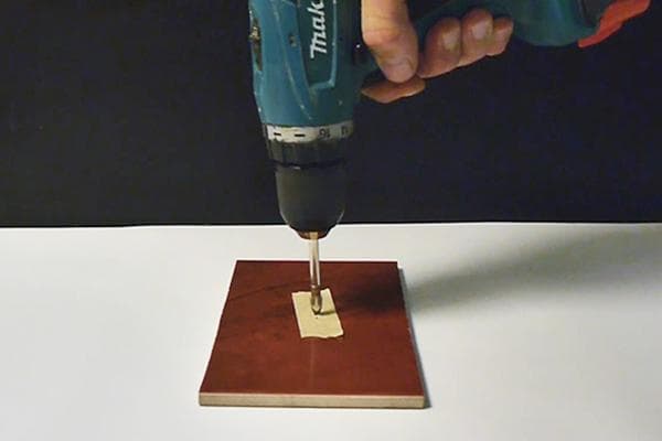 4. Revêtement antidérapant en ruban de masquage lors du perçage de panneaux de particules stratifiés