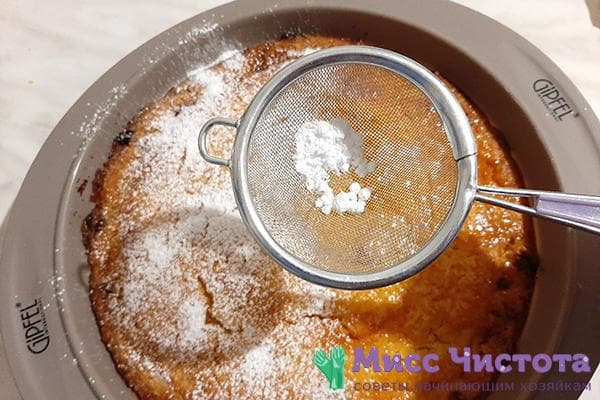 Décorer le gâteau avec du sucre en poudre
