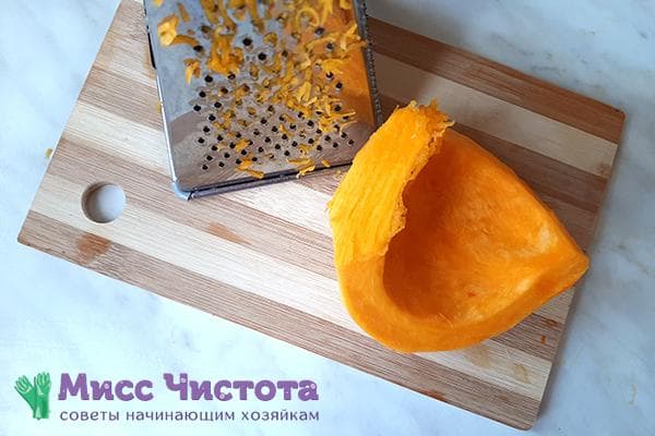 Morceau de citrouille et râpe