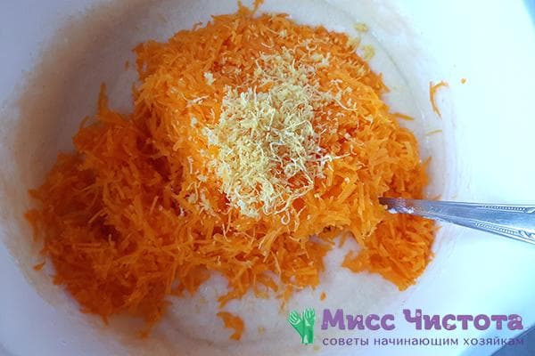 Ajouter du potiron râpé et du zeste de citron à la pâte