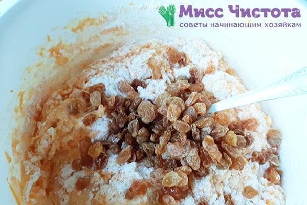 Ajouter des raisins secs à la pâte à manne