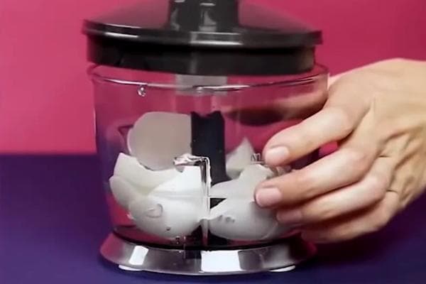 Coquilles d'œufs dans un mixeur