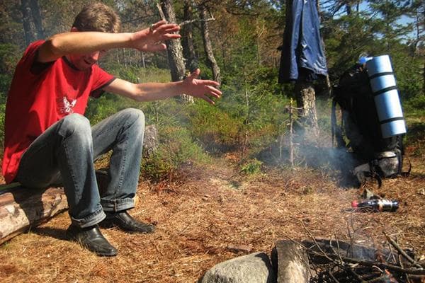 Touriste au coin du feu