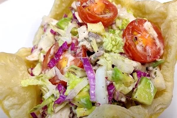 Salade dans une assiette de pâte feuilletée