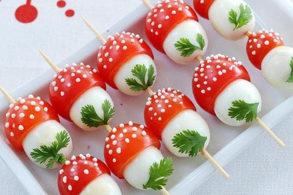 Champignons d'oeufs de caille et tomates