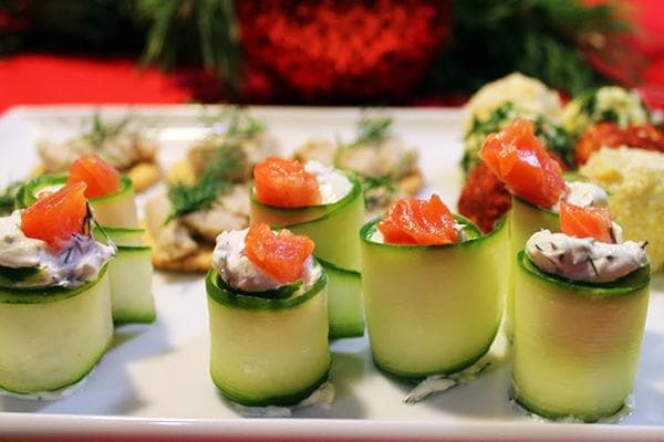 Rouleaux de concombre et poisson rouge