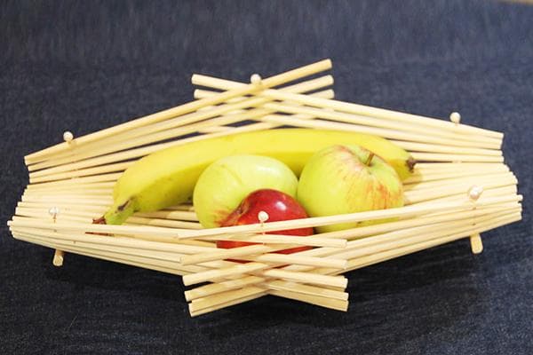 Bol de fruits en bâtonnets de sushi