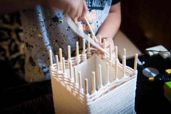 Panier composé de corde et de baguettes à sushi
