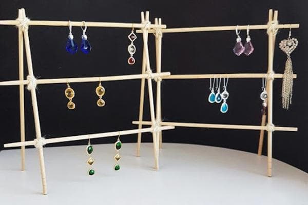 Présentoir à bijoux fabriqué à partir de bâtonnets de sushi