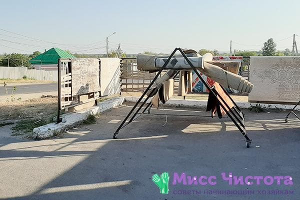 Séchage de tapis près d'un lave-auto