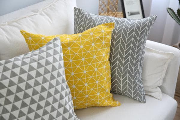 Coussins décoratifs sur le canapé